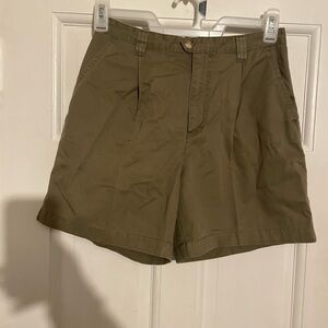 Green Gloria Vanderbilt high waist shorts